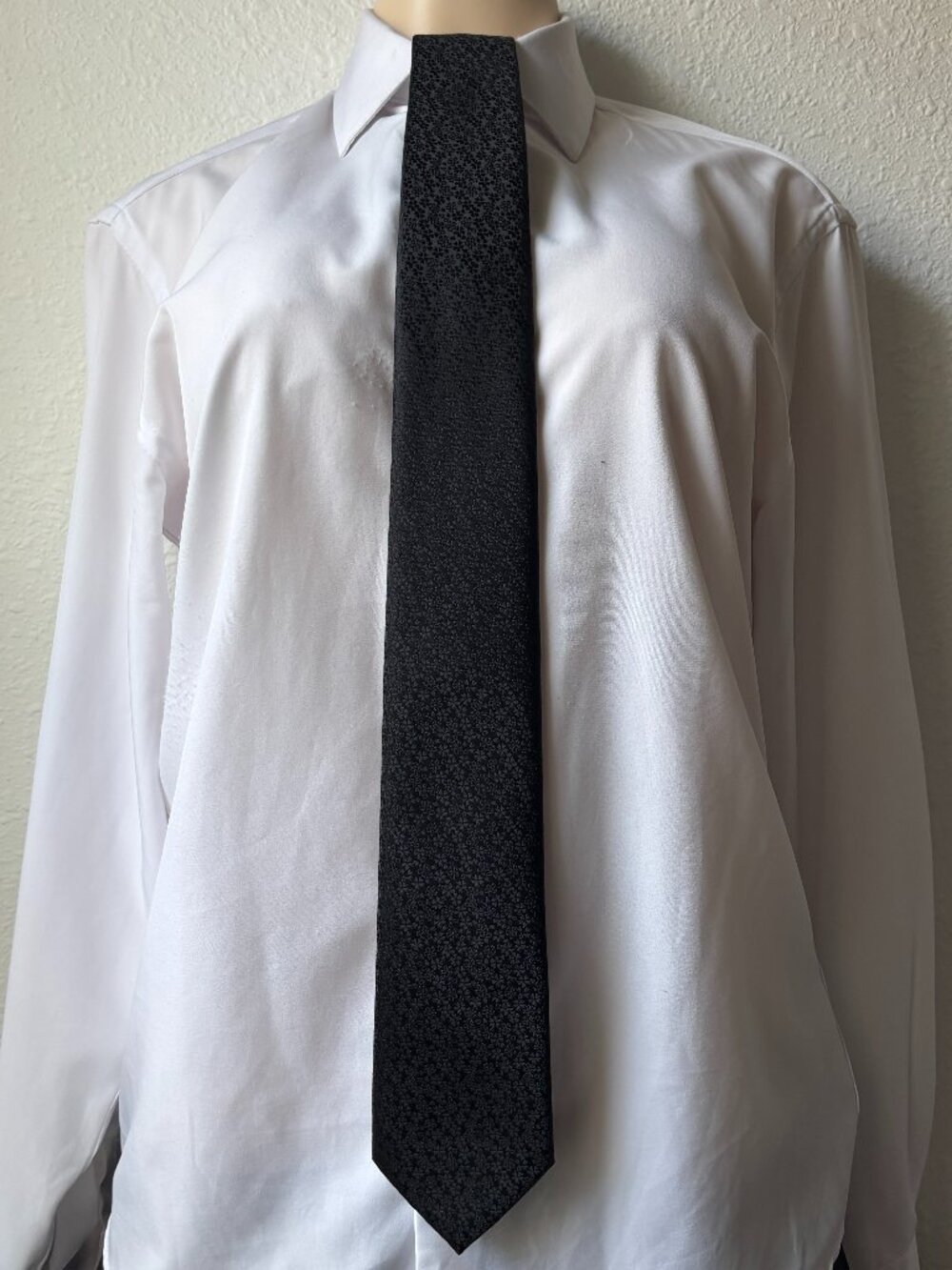 Bill Blass Essentials Mens Black Textured Micro Floral Tone on Tone Necktie 3.25